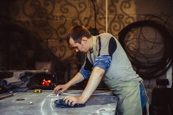 Masanın üzerinde ana berabere