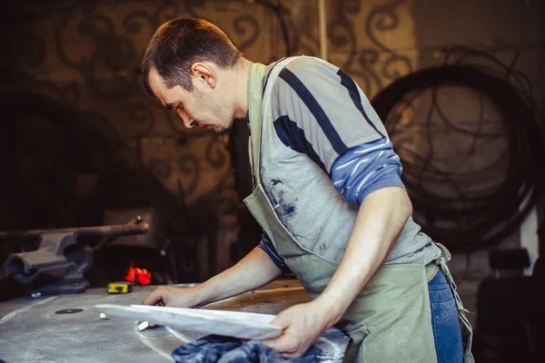 Masanın üzerinde ana berabere