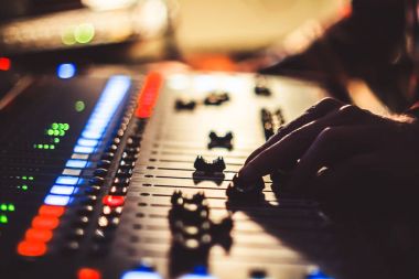 Konserde karıştırma konsolu