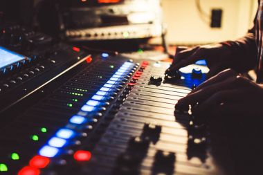 Konserde karıştırma konsolu