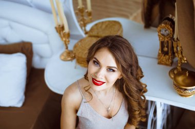 Kameraya gülümseyen güzel kız