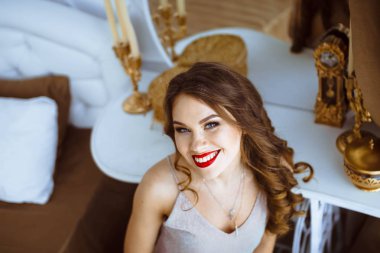 Kameraya gülümseyen güzel kız