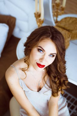 Kameraya gülümseyen güzel kız