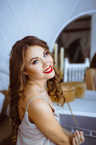 Hermosa chica sonriendo a la cámara —  Fotos de Stock