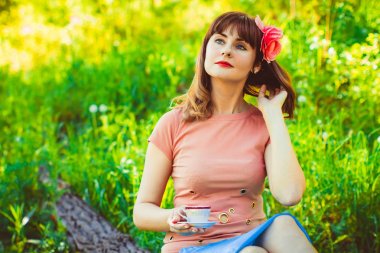 Kadın çay içme doğada