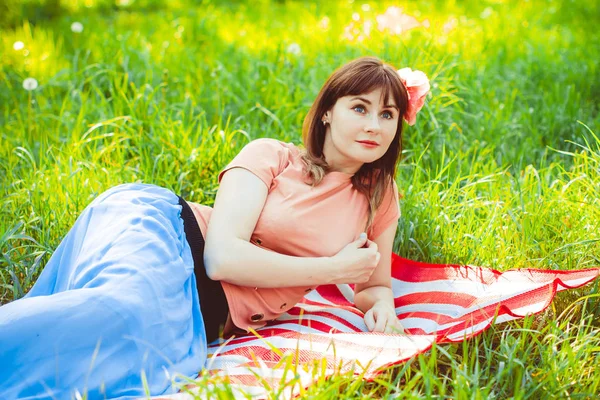 Žena leží na trávě — Stock fotografie
