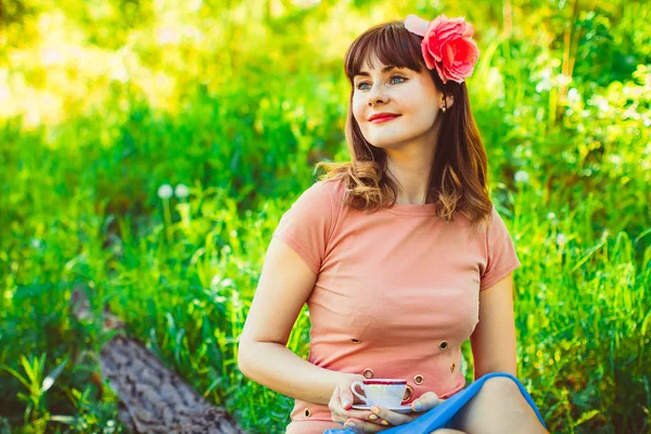 Donna nella natura bere il tè — Foto Stock