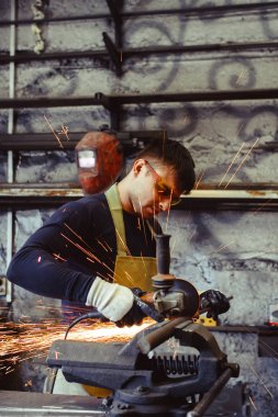 Testere demir çalışma kıvılcım