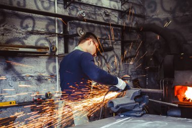 Testere demir çalışma kıvılcım