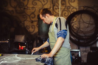 Masanın üzerinde ana berabere