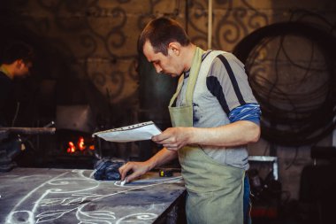 Masanın üzerinde ana berabere