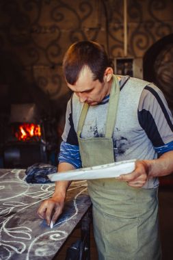 Masanın üzerinde ana berabere