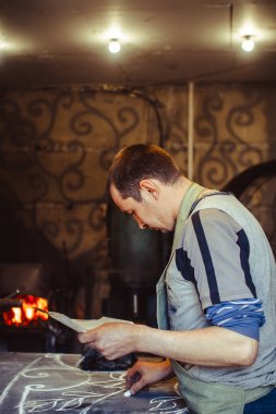 Masanın üzerinde ana berabere