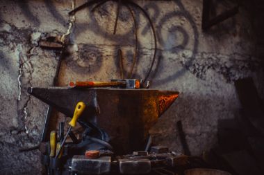 Araçlar - çekiç ve örs