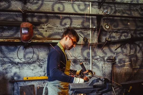 Seghe di lavoro scintille di ferro — Foto Stock