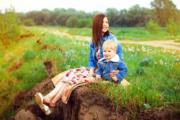 Nehir kıyısında bir çocuk ile anne