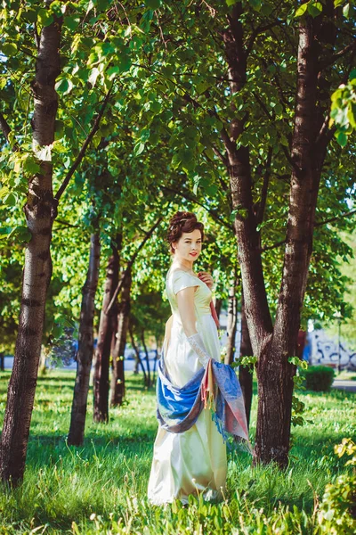 Γυναίκα σε ένα φόρεμα της φύσης — Φωτογραφία Αρχείου