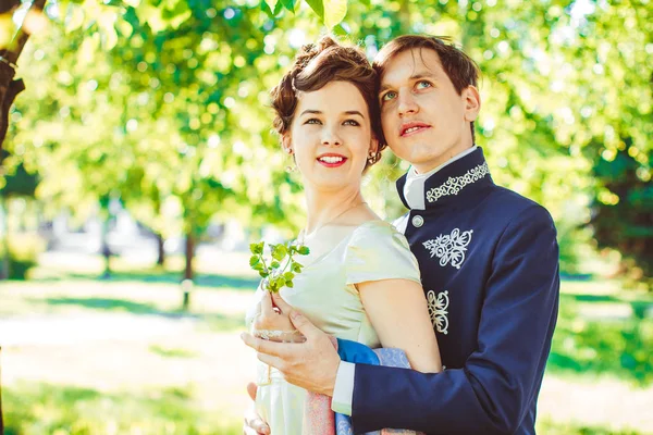 Pareja en trajes hermosos — Foto de Stock