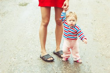 Çocuk çimenlerin üzerinde yürümeyi öğrenir