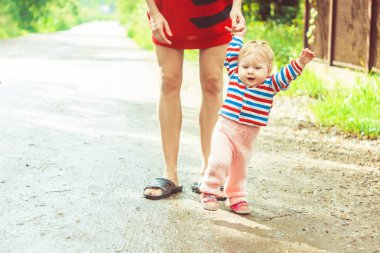 Çocuk çimenlerin üzerinde yürümeyi öğrenir