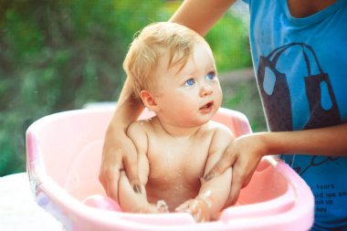 Çocuk bir banyo banyo