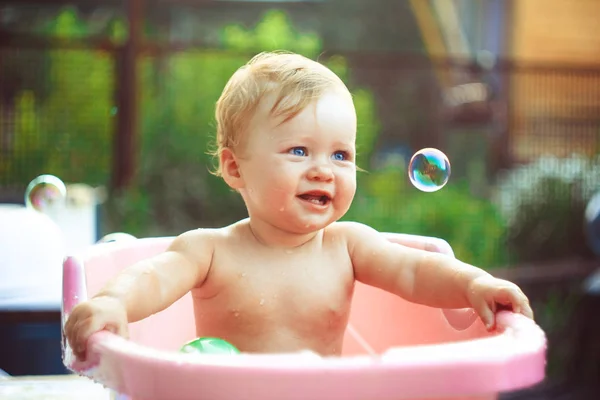 The child is bathed in a bath — Stock Photo, Image
