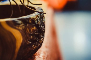 Açık tezgâhta ahşap kase