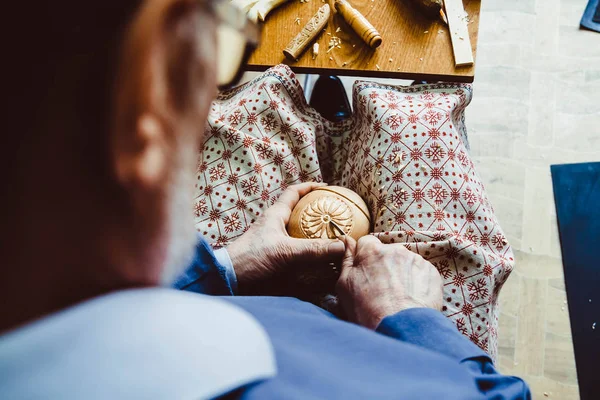 bir usta ahşap açmaktadır