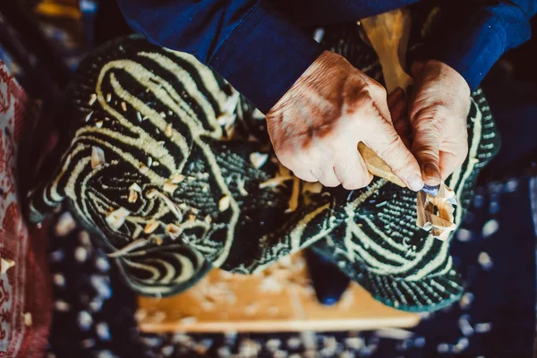 bir usta ahşap açmaktadır