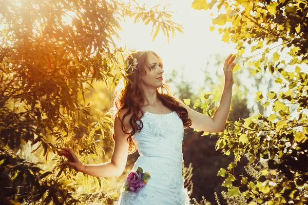 Menina em um vestido branco ao pôr do sol — Fotografia de Stock