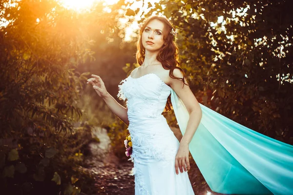 Mädchen im weißen Kleid im Wald — Stockfoto