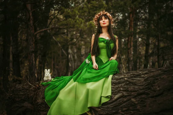 Fille dans une robe verte forêt — Photo