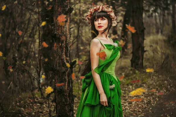 Mädchen in einem Kleid im Wald — Stockfoto