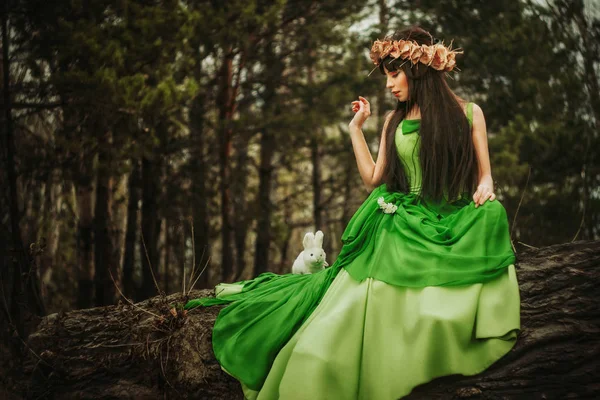 Flickan i skogen med en leksak — Stockfoto