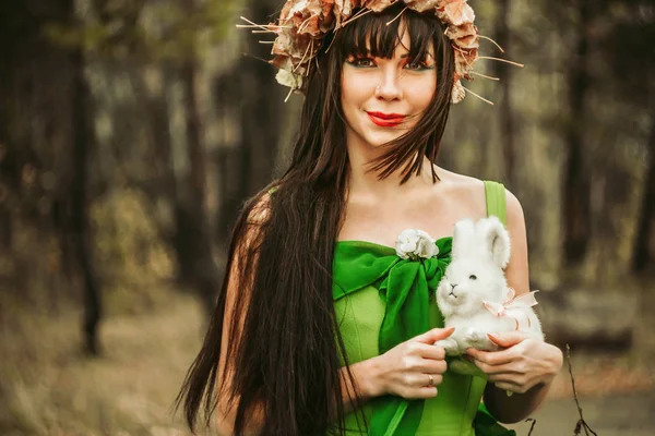 Het meisje in het bos met een speeltje — Stockfoto