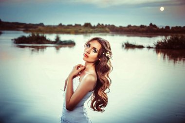 günbatımı Geline nehri üzerinde