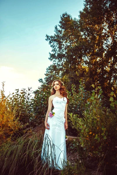 森林の白いドレスの女の子 — ストック写真