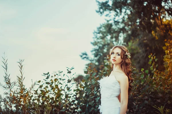 Mädchen im weißen Kleid im Wald — Stockfoto