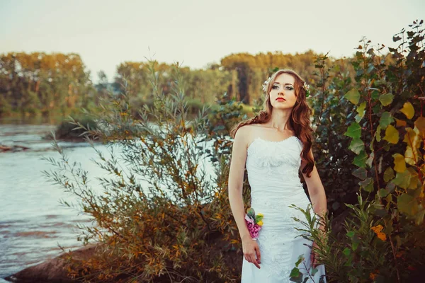 Fille en robe blanche près de la rivière — Photo