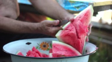 Karpuz. Karpuz ince dilimler halinde keserek eller. HD