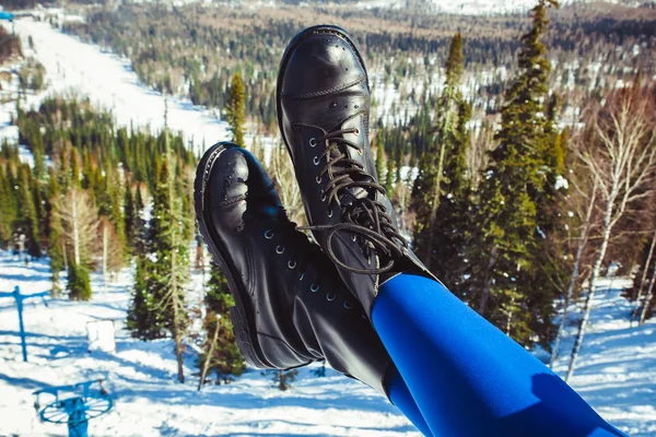 Beine einer Frau in Schuhen — Stockfoto