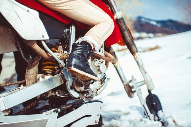 Ayakları üstünde belgili tanımlık dip motosiklet