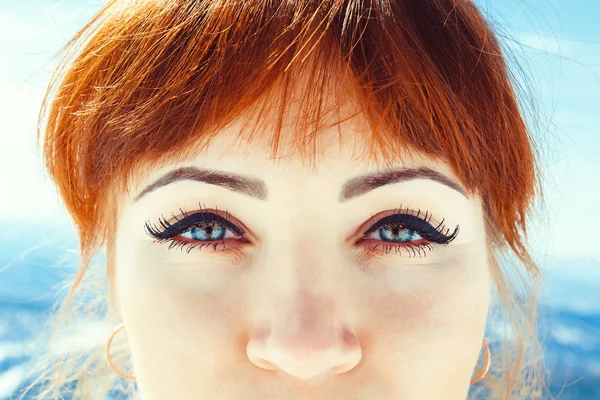 Los ojos de la muchacha en invierno — Foto de Stock