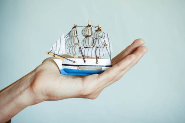 Elinde oyuncak gemi