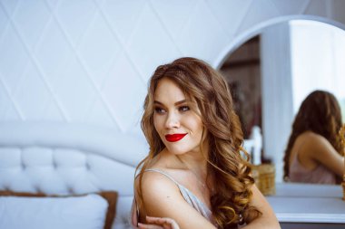 Kameraya gülümseyen güzel kız