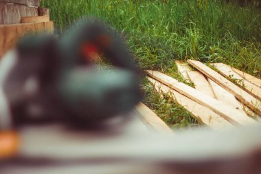 Panoları çim üzerinde yalan