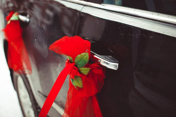 Décoration de mariage sur voiture de mariage — Photo