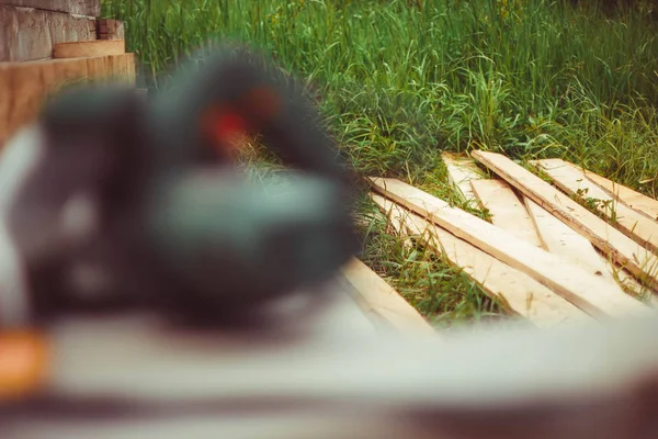 Panoları çim üzerinde yalan