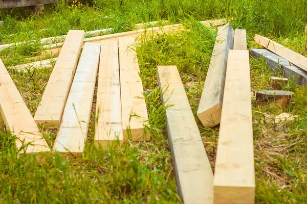 Panoları çim üzerinde yalan