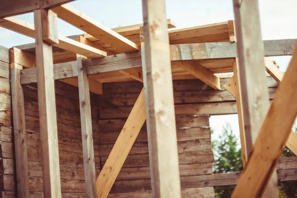 bitmemiş bir ahşap ev